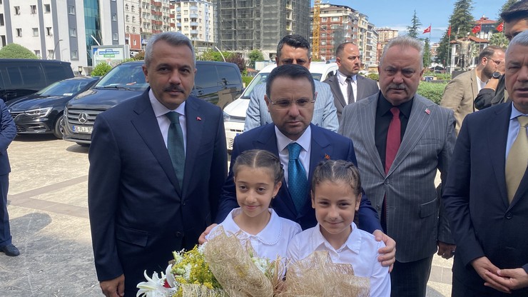 adalet-bakani-akin-gurlek-cesitli-temaslarda-bulunmak-uzere-sabah-saatlerinde-hava-yoluyla-rizeye-geldi-3.jpg