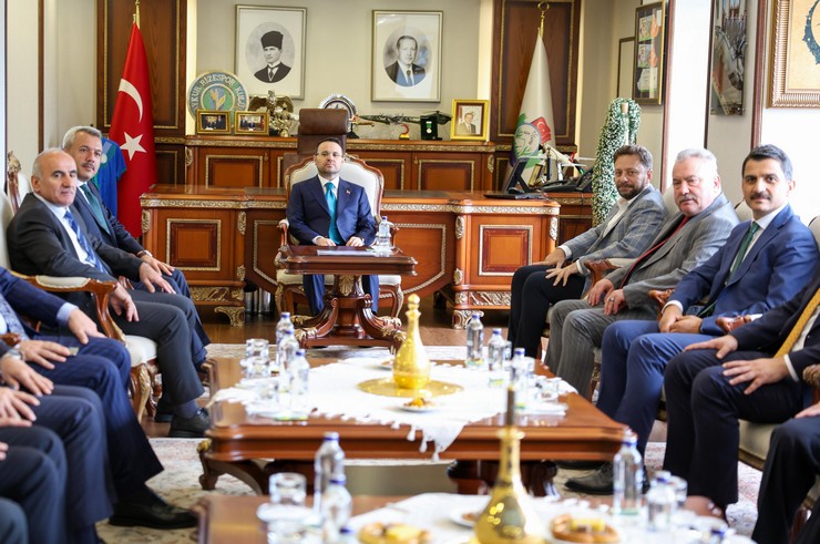 adalet-bakani-akin-gurlek-cesitli-temaslarda-bulunmak-uzere-sabah-saatlerinde-hava-yoluyla-rizeye-geldi-4.jpg
