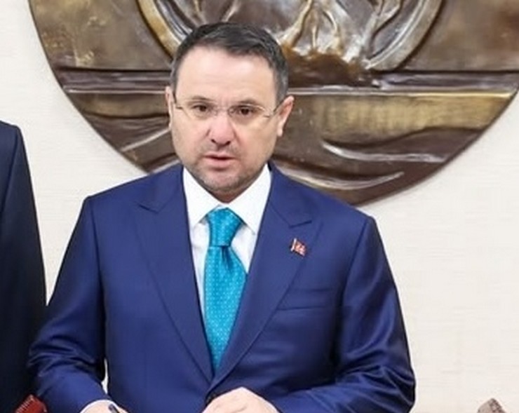 adalet-bakani-akin-gurlek-cesitli-temaslarda-bulunmak-uzere-sabah-saatlerinde-hava-yoluyla-rizeye-geldi-7-001.jpg