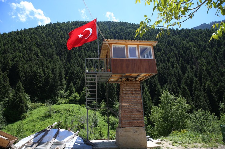 rizenin-ikizdere-ilcesinde-59-yasindaki-mehmet-kan-55-metre-yuksekligindeki-celik-konstruksiyonun-uzerine-9-metrekarelik-ev-yapti-1.jpg