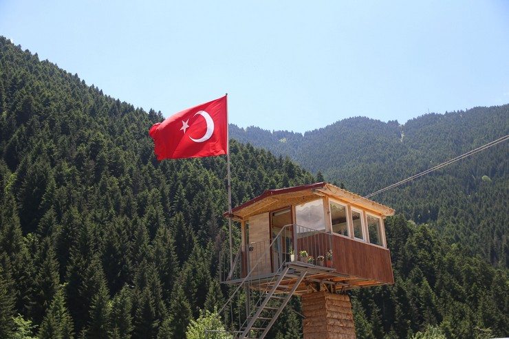 rizenin-ikizdere-ilcesinde-59-yasindaki-mehmet-kan-55-metre-yuksekligindeki-celik-konstruksiyonun-uzerine-9-metrekarelik-ev-yapti-2.jpg