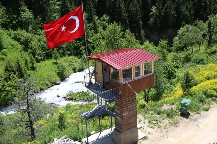 rizenin-ikizdere-ilcesinde-59-yasindaki-mehmet-kan-55-metre-yuksekligindeki-celik-konstruksiyonun-uzerine-9-metrekarelik-ev-yapti-3.jpg