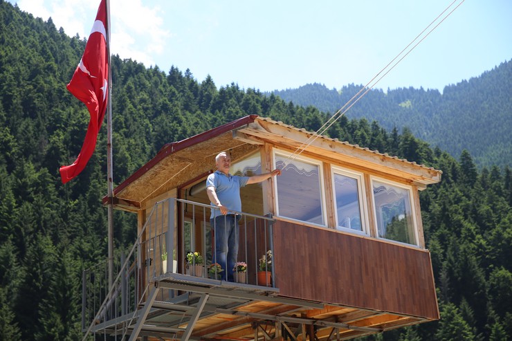 rizenin-ikizdere-ilcesinde-59-yasindaki-mehmet-kan-55-metre-yuksekligindeki-celik-konstruksiyonun-uzerine-9-metrekarelik-ev-yapti-4.jpg