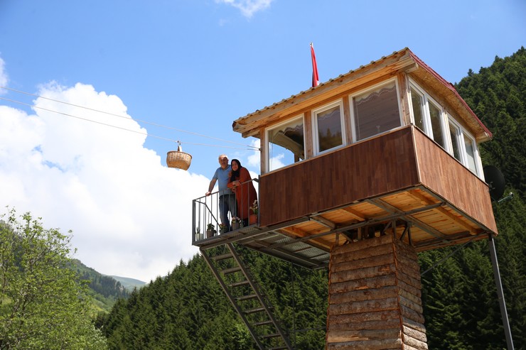 rizenin-ikizdere-ilcesinde-59-yasindaki-mehmet-kan-55-metre-yuksekligindeki-celik-konstruksiyonun-uzerine-9-metrekarelik-ev-yapti-7.jpg