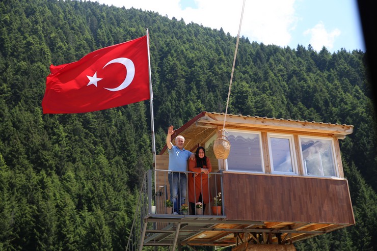 rizenin-ikizdere-ilcesinde-59-yasindaki-mehmet-kan-55-metre-yuksekligindeki-celik-konstruksiyonun-uzerine-9-metrekarelik-ev-yapti-8.jpg