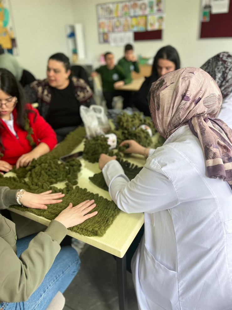rizenin-pazar-ilcesinde-yasayan-recep-tayyip-erdogan-universitesi-resim-ogretmenligi-bolumu-mezunu-gamze-sehitoglu-fircasiyla-kentin-sokaklarini-renklendiriyor-3.jpg