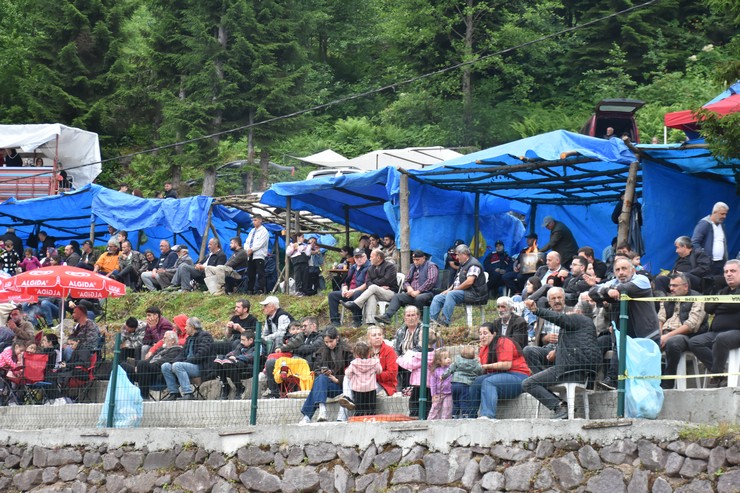 artvinin-murgul-ilcesinde-organize-edilen-16-murgul-damar-karagol-kultur-sanat-ve-boga-guresleri-festivali-sona-erdi-3.jpg