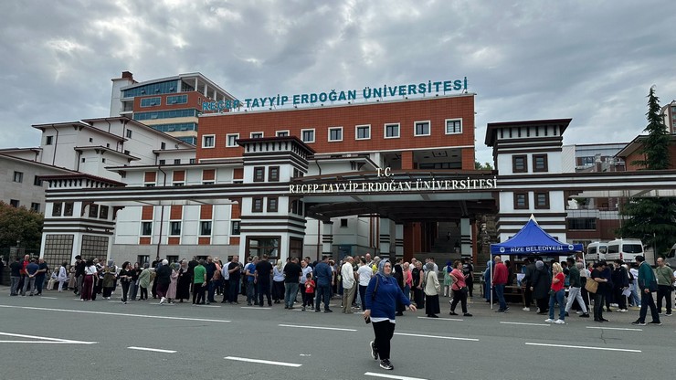 rizede-yks-telasi-sinav-yerini-karistiran-adayin-imdadina-polis-yetisti-1.jpg
