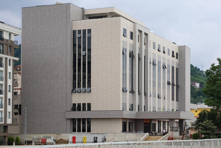 rize-valisi-ihsan-selim-baydas-cayeli-ilcesinde-yapimi-devam-eden-50-yatakli-cayeli-devlet-hastanesi-insaatini-ziyaret-ederek-incelemelerde-bulundu-3.jpg