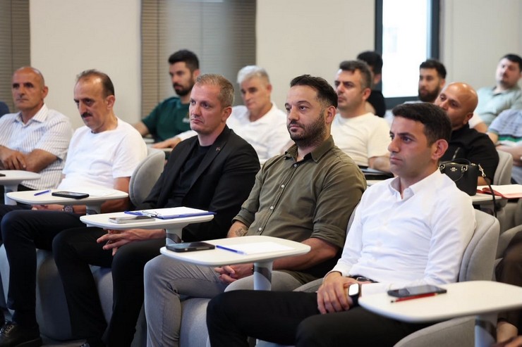 rize-genclik-ve-spor-il-mudurlugu-il-genelindeki-sportif-basarilari-masaya-yatirmak-ve-yeni-donemin-stratejilerini-belirlemek-amaciyla-genis-katilimli-2025-yili-degerl-3.jpg
