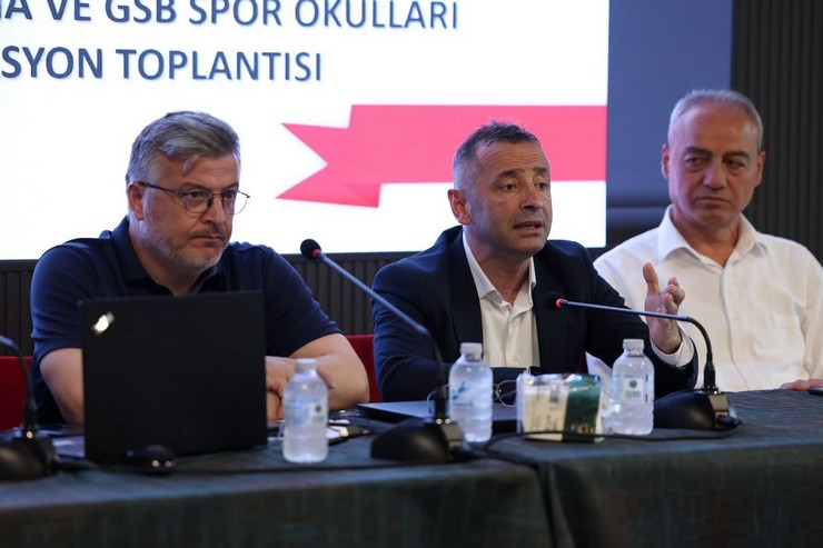 rize-genclik-ve-spor-il-mudurlugu-il-genelindeki-sportif-basarilari-masaya-yatirmak-ve-yeni-donemin-stratejilerini-belirlemek-amaciyla-genis-katilimli-2025-yili-degerl-7.jpg