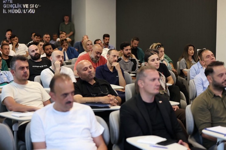 rize-genclik-ve-spor-il-mudurlugu-il-genelindeki-sportif-basarilari-masaya-yatirmak-ve-yeni-donemin-stratejilerini-belirlemek-amaciyla-genis-katilimli-2025-yili-degerl-8.jpg