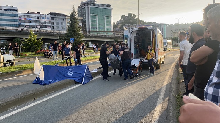 rize-kent-merkezinde-sahil-yolunda-meydana-gelen-feci-kazada-kamyonetin-carptigi-33-yasindaki-demet-yildiz-yasamini-yitirdi-11.jpg