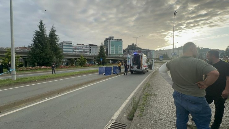 rize-kent-merkezinde-sahil-yolunda-meydana-gelen-feci-kazada-kamyonetin-carptigi-33-yasindaki-demet-yildiz-yasamini-yitirdi-5.jpg