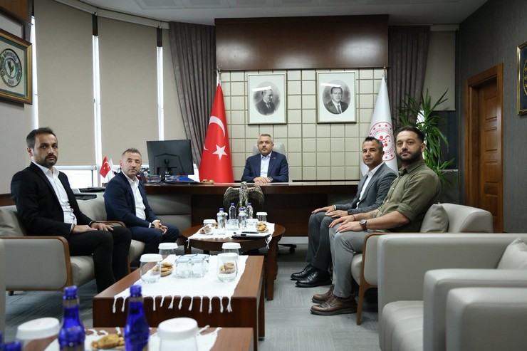 rize-valisi-ihsan-selim-baydas-rize-genclik-ve-spor-il-mudurlugunu-ziyaret-ederek-kent-genelinde-yurutulen-sportif-faaliyetler-altyapi-calismalari-ve-planlanan-yeni.jpg