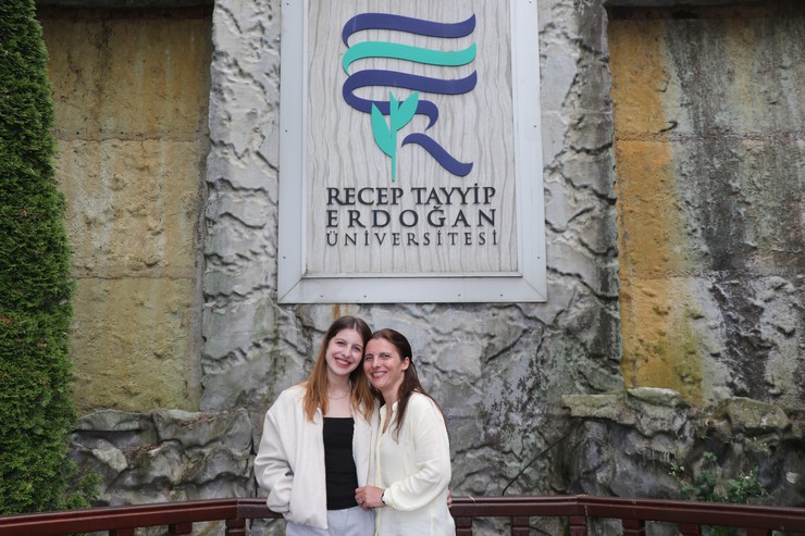 rizede-48-yasindaki-fatma-meral-ucuncu-universiteden-birincilikle-mezun-olmayi-basardi-4.jpg