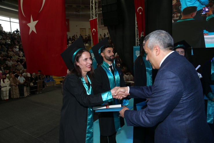 rizede-48-yasindaki-fatma-meral-ucuncu-universiteden-birincilikle-mezun-olmayi-basardi-5.jpg