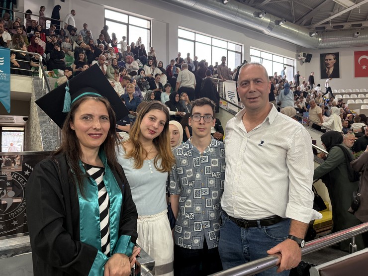 rizede-48-yasindaki-fatma-meral-ucuncu-universiteden-birincilikle-mezun-olmayi-basardi-6.jpg