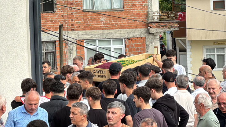 rizenin-cayeli-ilcesinde-meydana-gelen-kazada-hayatini-kaybeden-3-genc-kizdan-19-yasindaki-gamze-saklinin-cenazesi-topraga-verildi.jpg