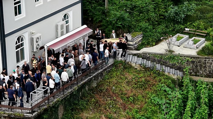 rizenin-cayeli-ilcesinde-meydana-gelen-kazada-hayatini-kaybeden-3-genc-kizdan-gamze-sakli-topraga-verildi-10.jpg