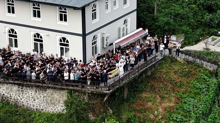 rizenin-cayeli-ilcesinde-meydana-gelen-kazada-hayatini-kaybeden-3-genc-kizdan-gamze-sakli-topraga-verildi-11.jpg