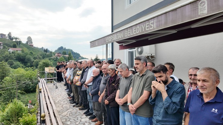 rizenin-cayeli-ilcesinde-meydana-gelen-kazada-hayatini-kaybeden-3-genc-kizdan-gamze-sakli-topraga-verildi-5.jpg