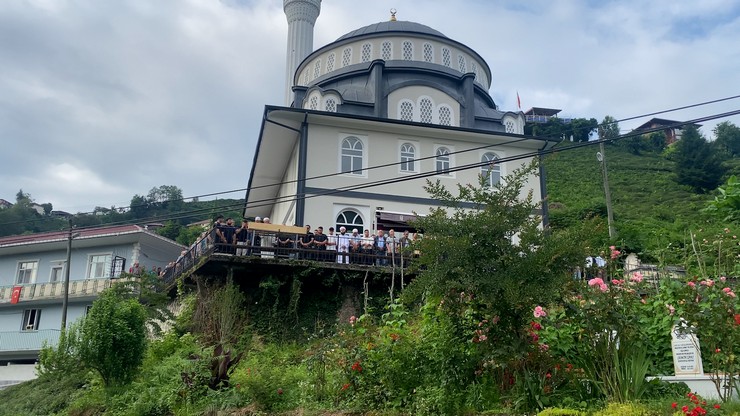 rizenin-cayeli-ilcesinde-meydana-gelen-kazada-hayatini-kaybeden-3-genc-kizdan-gamze-sakli-topraga-verildi-7.jpg