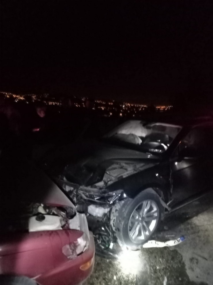 samsunun-atakum-ilcesinde-iki-otomobilin-carpistigi-trafik-kazasinda-bir-eski-milletvekili-ile-2-kisi-yaralandi-3.jpg