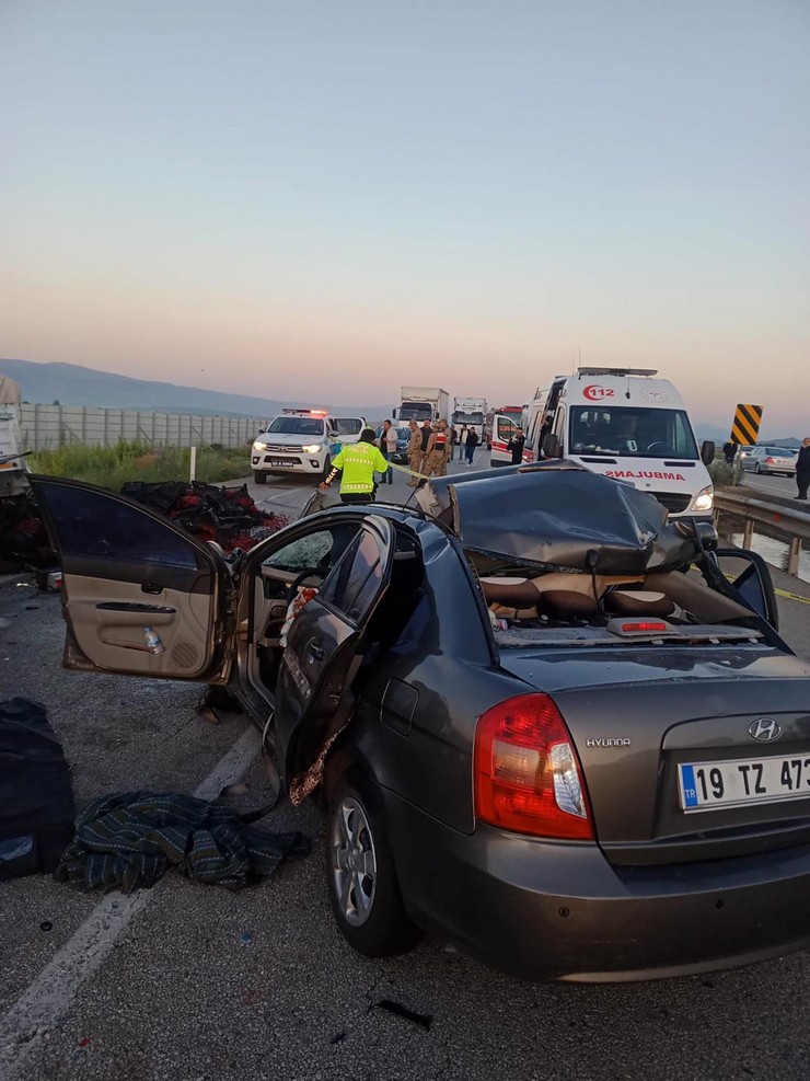 erzurumda-otomobil-kiraz-yuklu-kamyonete-carpti-3-olu-3-yarali-9.jpg