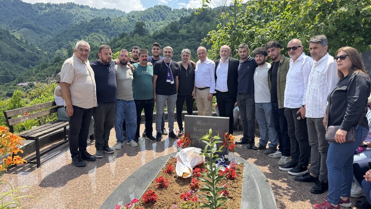 karadeniz-muziginin-ozgun-isimlerinden-sanatci-kazim-koyuncu-vefatinin-21-yilinda-memleketi-artvinin-hopa-ilcesindeki-mezari-basinda-anildi-3.jpg