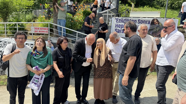 karadeniz-muziginin-ozgun-isimlerinden-sanatci-kazim-koyuncu-vefatinin-21-yilinda-memleketi-artvinin-hopa-ilcesindeki-mezari-basinda-anildi-4.jpg