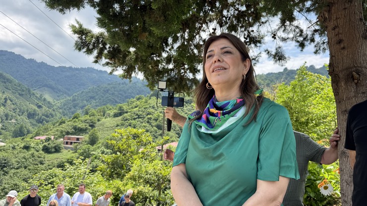 karadeniz-muziginin-ozgun-isimlerinden-sanatci-kazim-koyuncu-vefatinin-21-yilinda-memleketi-artvinin-hopa-ilcesindeki-mezari-basinda-anildi-6.jpg