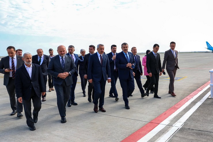 milli-egitim-bakani-yusuf-tekin-bir-dizi-ziyaret-incelemelerde-bulunmak-uzere-sabah-saatlerinde-rizeye-geldi-1.jpg
