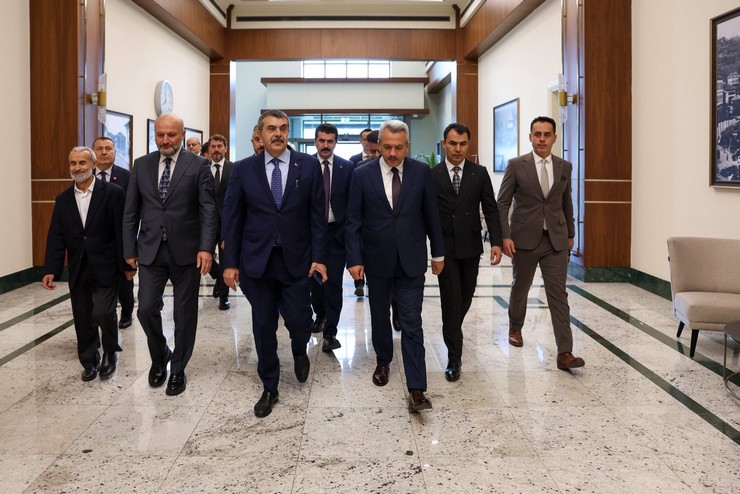 milli-egitim-bakani-yusuf-tekin-bir-dizi-ziyaret-incelemelerde-bulunmak-uzere-sabah-saatlerinde-rizeye-geldi-2.jpg