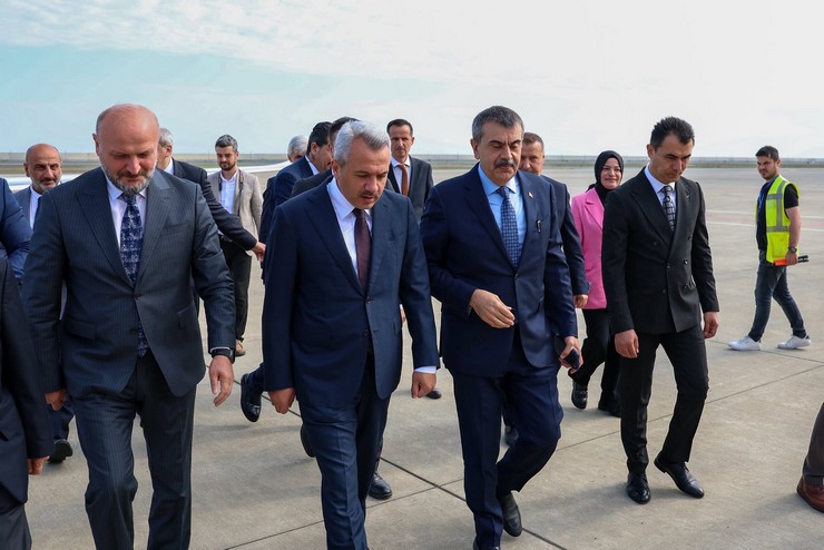 milli-egitim-bakani-yusuf-tekin-bir-dizi-ziyaret-incelemelerde-bulunmak-uzere-sabah-saatlerinde-rizeye-geldi-3.jpg