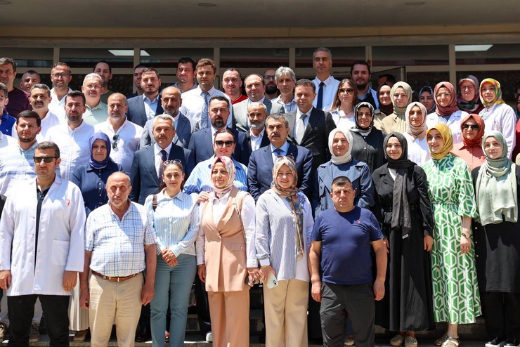 milli-egitim-bakani-yusuf-tekin-rize-anadolu-imam-hatip-lisesini-ziyaretinde-ogretmenlerle-bir-araya-geldi-1.jpg