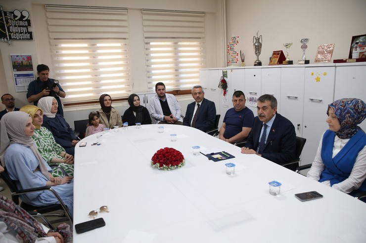 milli-egitim-bakani-yusuf-tekin-rize-anadolu-imam-hatip-lisesini-ziyaretinde-ogretmenlerle-bir-araya-geldi-10.jpg