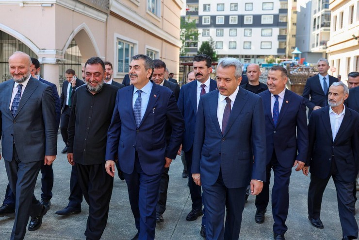 milli-egitim-bakani-yusuf-tekin-rize-anadolu-imam-hatip-lisesini-ziyaretinde-ogretmenlerle-bir-araya-geldi-2.jpg