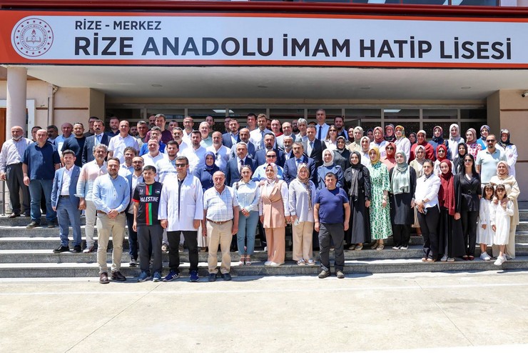 milli-egitim-bakani-yusuf-tekin-rize-anadolu-imam-hatip-lisesini-ziyaretinde-ogretmenlerle-bir-araya-geldi-3.jpg