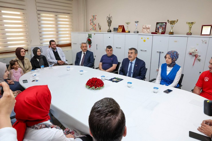 milli-egitim-bakani-yusuf-tekin-rize-anadolu-imam-hatip-lisesini-ziyaretinde-ogretmenlerle-bir-araya-geldi-4.jpg