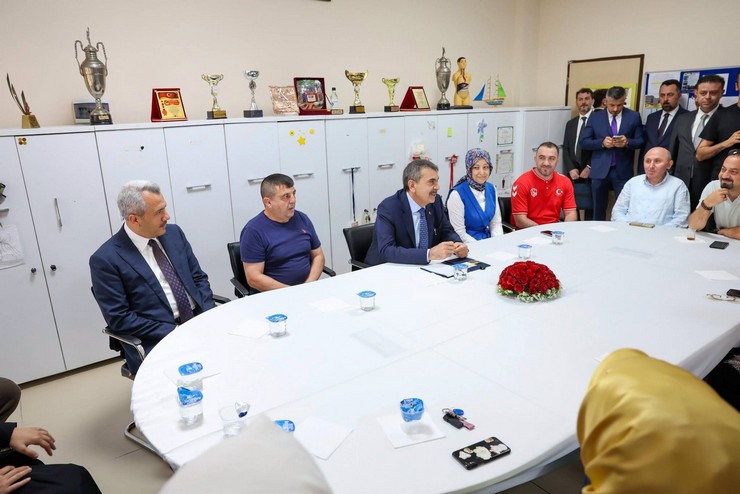 milli-egitim-bakani-yusuf-tekin-rize-anadolu-imam-hatip-lisesini-ziyaretinde-ogretmenlerle-bir-araya-geldi-5.jpg