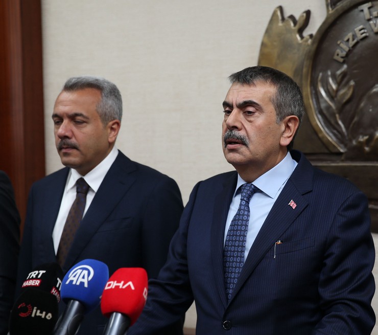 milli-egitim-bakani-yusuf-tekin-rize-anadolu-imam-hatip-lisesini-ziyaretinde-ogretmenlerle-bir-araya-geldi-7.jpg