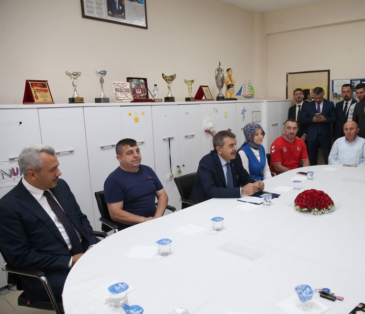 milli-egitim-bakani-yusuf-tekin-rize-anadolu-imam-hatip-lisesini-ziyaretinde-ogretmenlerle-bir-araya-geldi-8.jpg
