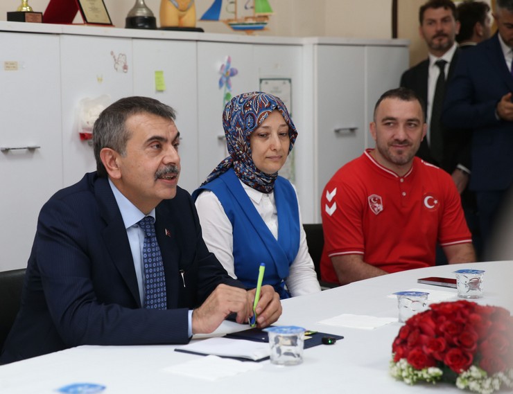 milli-egitim-bakani-yusuf-tekin-rize-anadolu-imam-hatip-lisesini-ziyaretinde-ogretmenlerle-bir-araya-geldi-9.jpg