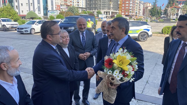 milli-egitim-bakani-yusuf-tekin-rizede-3.jpg