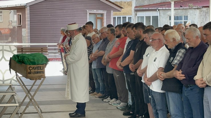 rizedeki-kazada-hayatini-kaybeden-arkadaslardan-2si-topraga-verildi-10.jpg