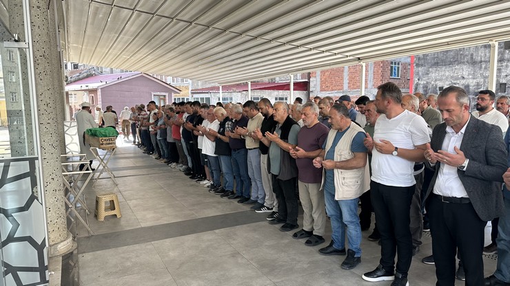 rizedeki-kazada-hayatini-kaybeden-arkadaslardan-2si-topraga-verildi-11.jpg