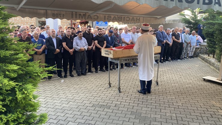 rizedeki-kazada-hayatini-kaybeden-arkadaslardan-2si-topraga-verildi-12.jpg