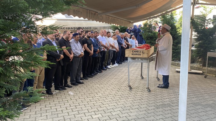 rizedeki-kazada-hayatini-kaybeden-arkadaslardan-2si-topraga-verildi-13.jpg