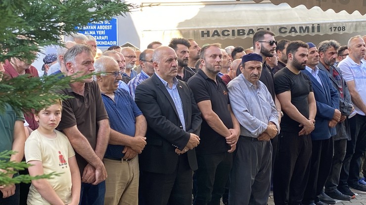 rizedeki-kazada-hayatini-kaybeden-arkadaslardan-2si-topraga-verildi-14.jpg